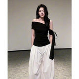 Beautiful Wearing A Suit Girl Little Hot Girl A Word On The Shoulder Wearing White Broad Leg Pants A Complete
