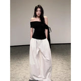 Beautiful Wearing A Suit Girl Little Hot Girl A Word On The Shoulder Wearing White Broad Leg Pants A Complete