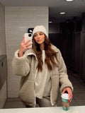 Women's Autumn And Winter Fashion Colliding Splicing Lead Resin Zipper To Keep Warm Imitation Lamb